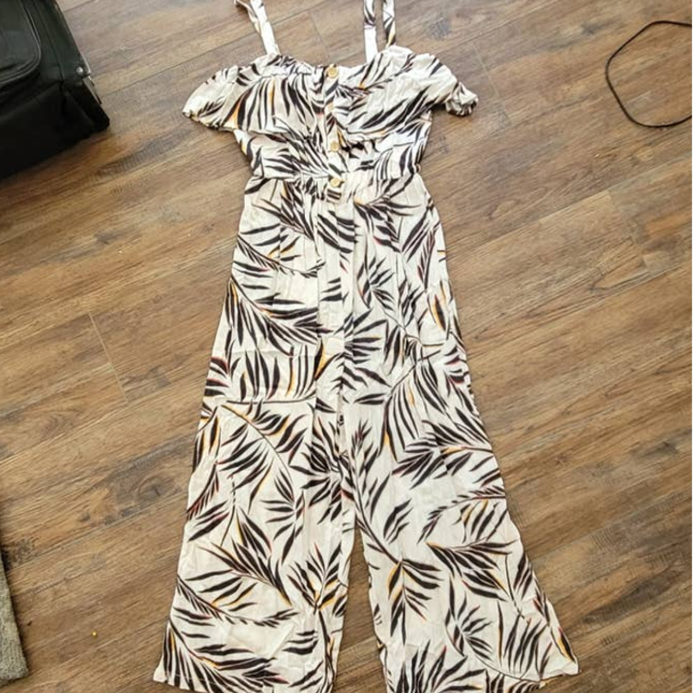 ✅ NWT Lush Botanical Print Romper Off-The-Shoulder Flutter Sleeves, Straps